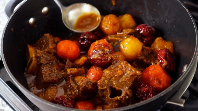 galbijjim (Korean braised beef short ribs) 갈비찜