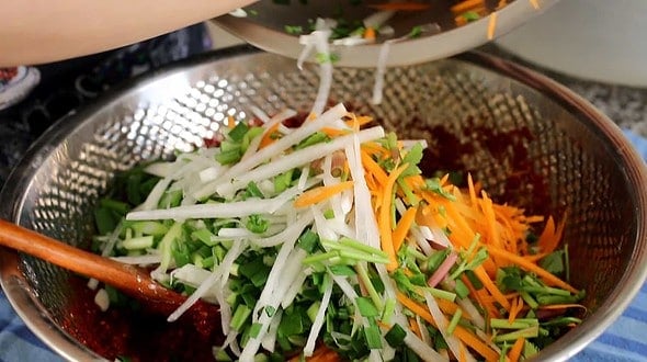 Traditional napa cabbage kimchi (Tongbaechu-kimchi: 통배추김치) 32 Kimchi making (김치)