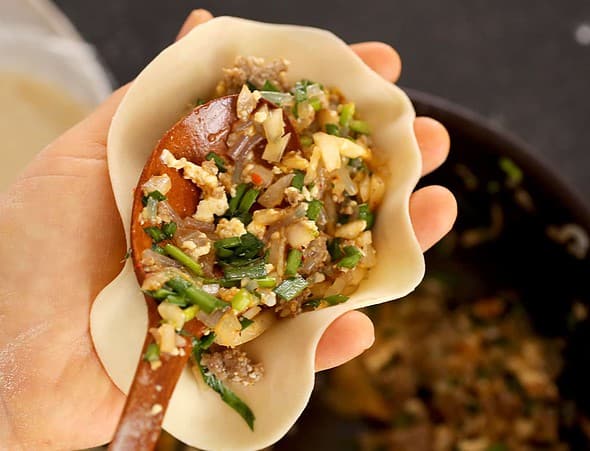 King-size kimchi dumplings (Kimchi-wangmandu) 45 making mandu