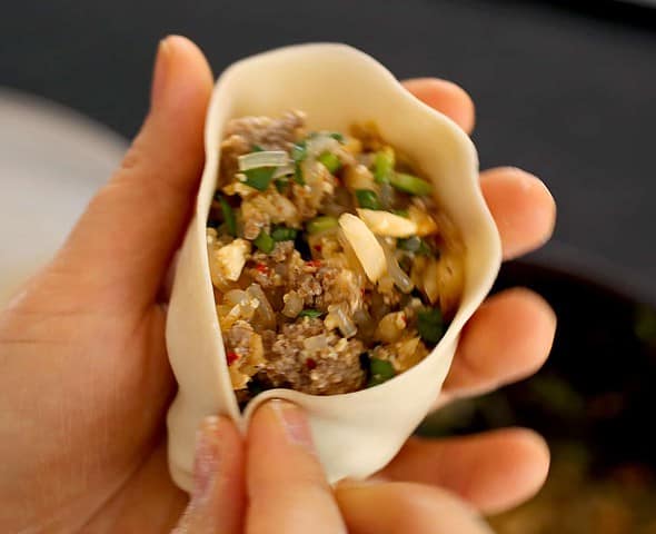 King-size kimchi dumplings (Kimchi-wangmandu) 46 mandu shaping