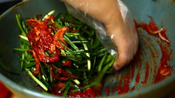 Asian chive kimchi (Buchu-kimchi: 부추김치) 15 chive-kimchi-mixing