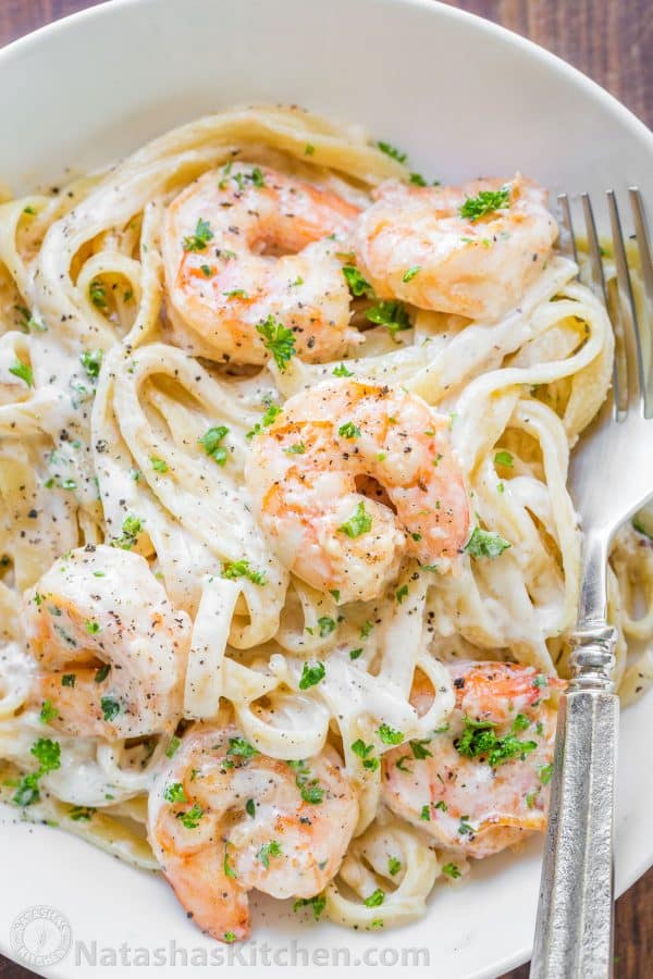 Creamy Shrimp Pasta Recipe (VIDEO) - http://heyreviewfood.com 9 Creamy Shrimp Pasta reminds me of my favorite dish at Olive Garden with plump juicy shrimp and the easiest alfredo sauce. Rave reviews on this shrimp pasta! | natashaskitchen.com