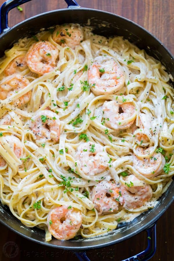 Creamy Shrimp Pasta Recipe (VIDEO) - http://heyreviewfood.com 11 Creamy Shrimp Pasta reminds me of my favorite dish at Olive Garden with plump juicy shrimp and the easiest alfredo sauce. Rave reviews on this shrimp pasta! | natashaskitchen.com