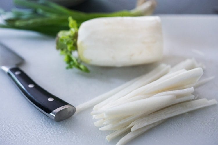 How to make Kimchi that only takes 30 minutes of hands-on-time before mother nature takes over! Full of healthy, gut-healing probiotics, this authentic kimchi recipe is vegan adaptable & gluten free. Quick and easy, make it as spicy or mild as you like. #kimchi #howtomakekimchi #vegan #vegankimchi #eatclean #cleaneating #plantbased #napa cabbage #kimchirecipe #probiotics #fermented #guthealing #fermentedcabbage #koreanfood #koreanrecipe 