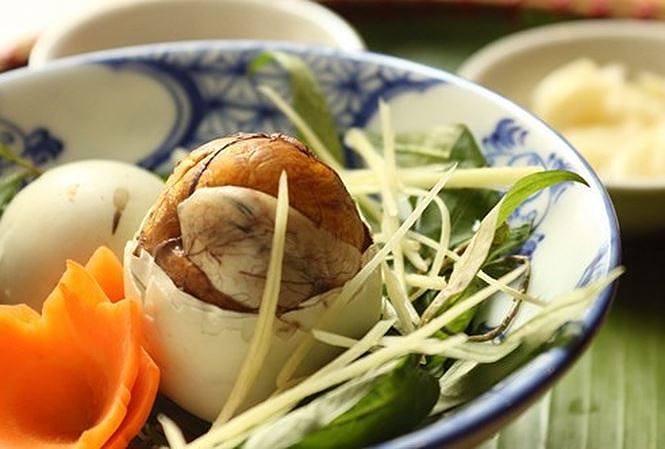 What-is-balut-egg-Lets- discover-how-to-eat-balut-in-Vietnam 7 What-is-balut-egg-Lets- discover-how-to-eat-balut-in-Vietnam 7